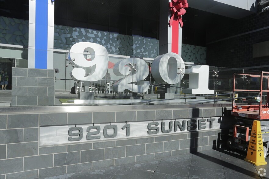 9201 W Sunset Blvd, West Hollywood, CA à louer - Photo du bâtiment - Image 2 de 4