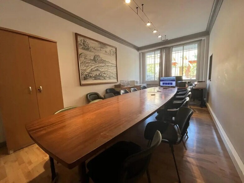 Retail in Nice for lease - Interior Photo - Image 2 of 7