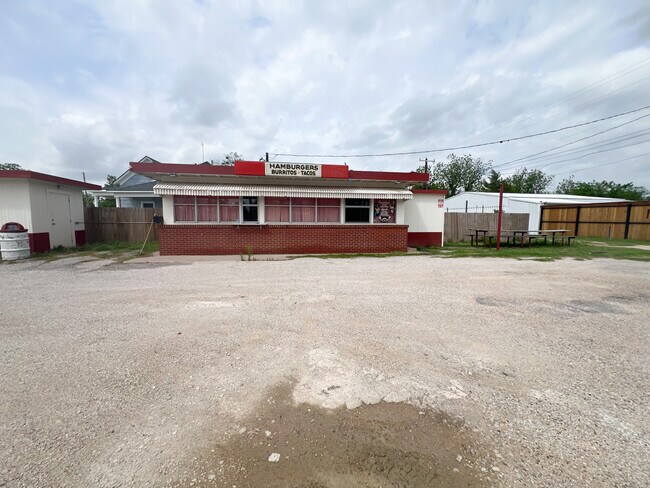 Plus de détails pour 302 E Omega St, Henrietta, TX - Commerce de détail à vendre