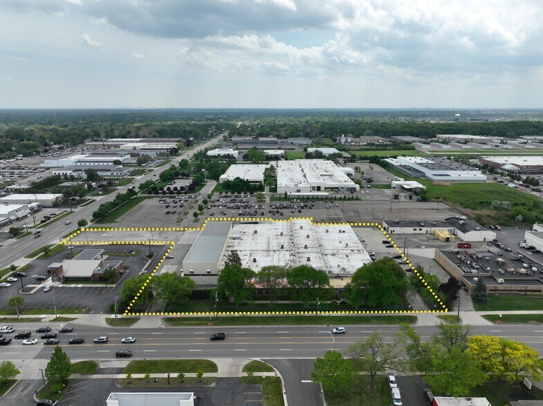 1625 W Maple Rd, Troy, MI à louer - Photo du bâtiment - Image 2 de 2