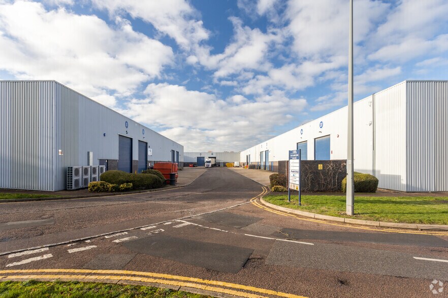 13-27 Clarke Rd, Milton Keynes à louer - Photo du bâtiment - Image 2 de 9