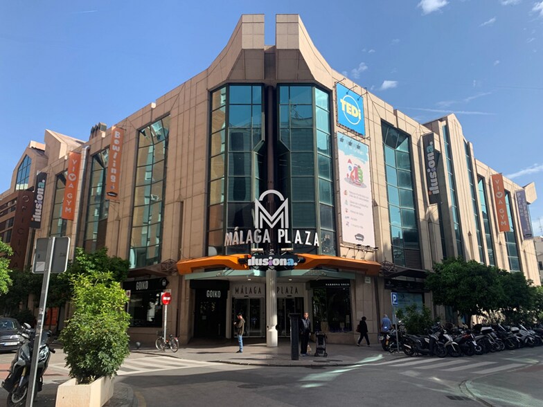 Calle Armengual de la Mota, 12, Málaga, Málaga à louer - Photo du bâtiment - Image 3 de 4