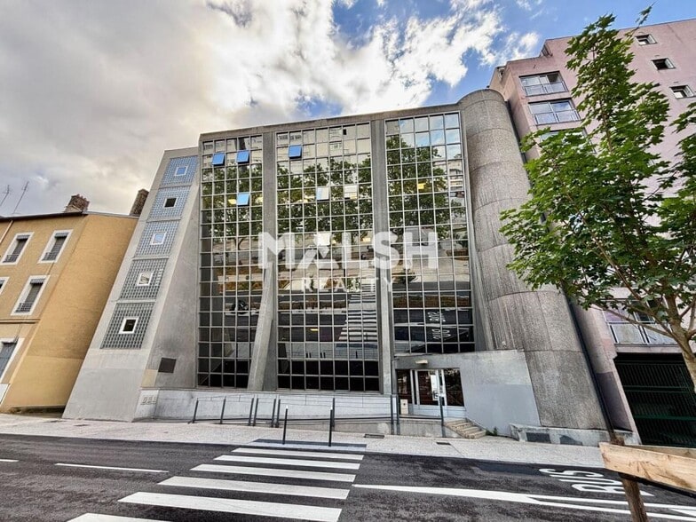 Office in Lyon for lease - Building Photo - Image 1 of 12