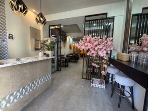 Retail in Barcelona, Barcelona for lease Interior Photo- Image 2 of 14