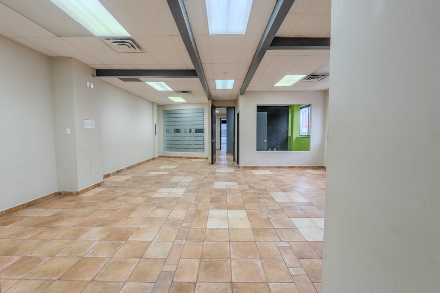 9820 Rue Meilleur, Montréal, QC for lease - Interior Photo - Image 3 of 7