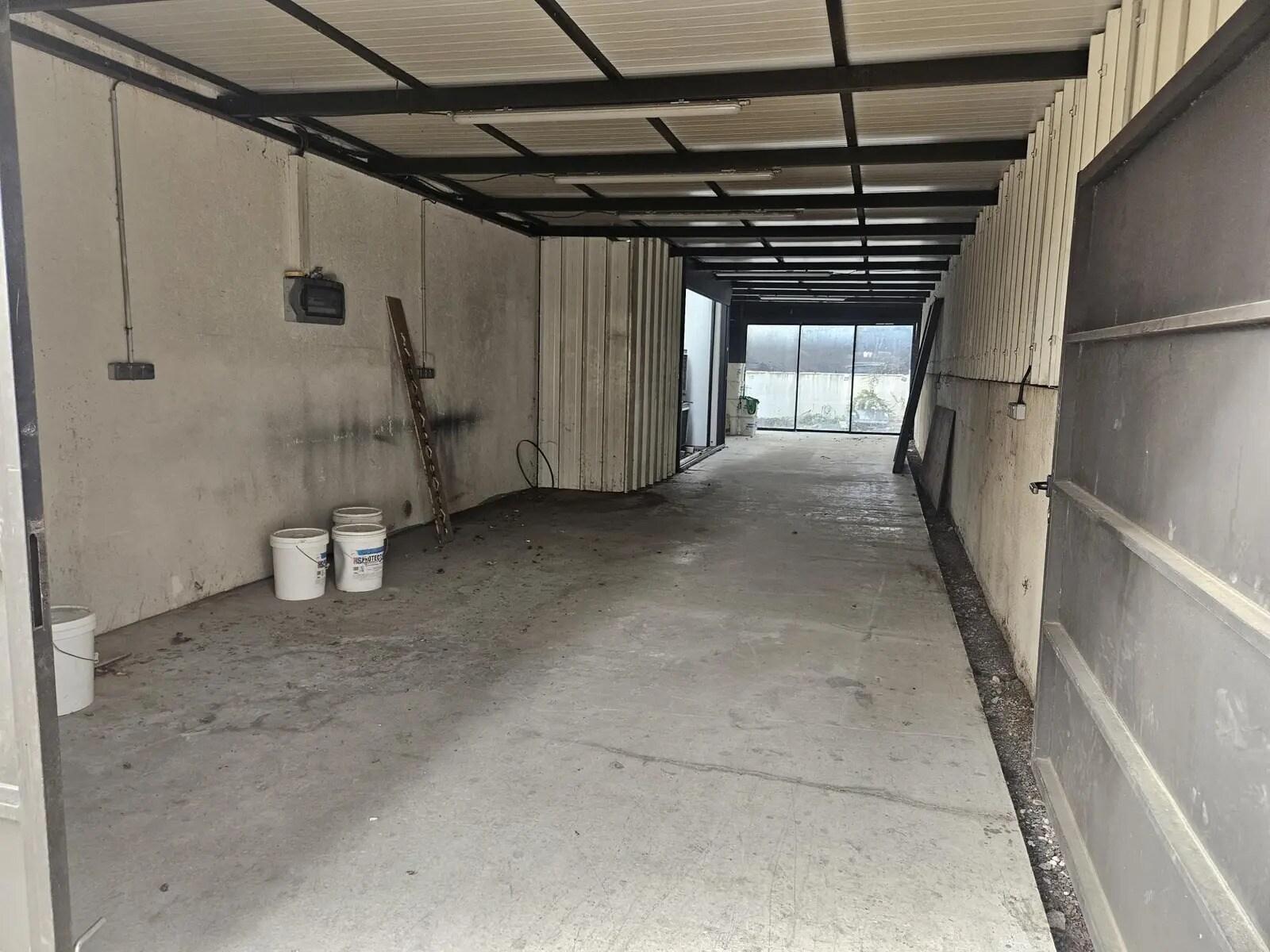 Industrial in Éguilles for lease Interior Photo- Image 1 of 2