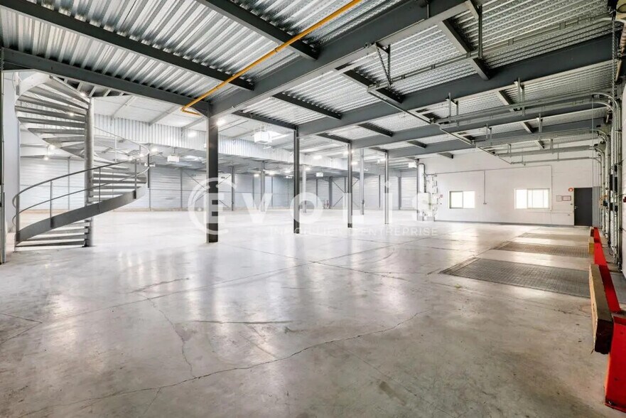 Flex in Villeparisis for lease - Interior Photo - Image 3 of 6