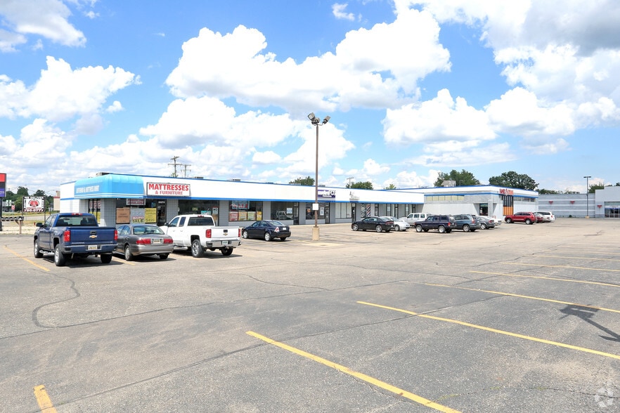 35270 Gratiot Ave, Clinton Township, MI for lease - Primary Photo - Image 1 of 3