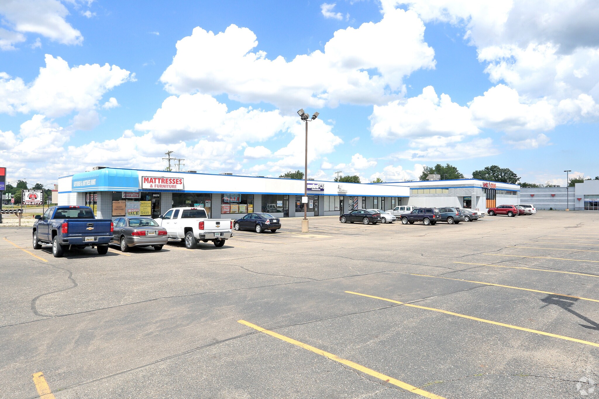 35270 Gratiot Ave, Clinton Township, MI for lease Primary Photo- Image 1 of 4