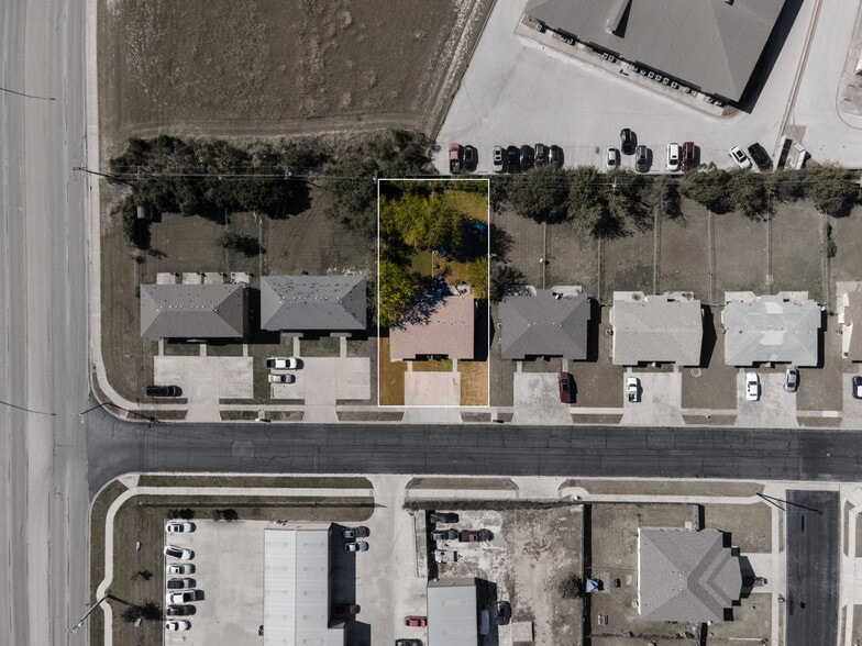 Stable Duplex portfolio of 4 properties for sale on LoopNet.ca - Building Photo - Image 2 of 19