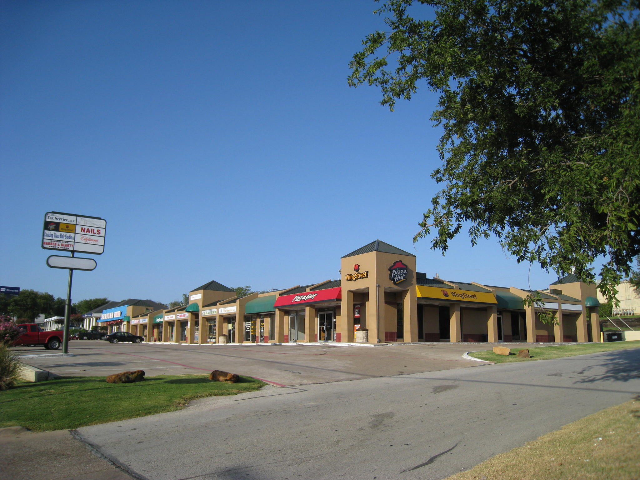 235-249 N Hampton Rd, DeSoto, TX for lease Primary Photo- Image 1 of 2