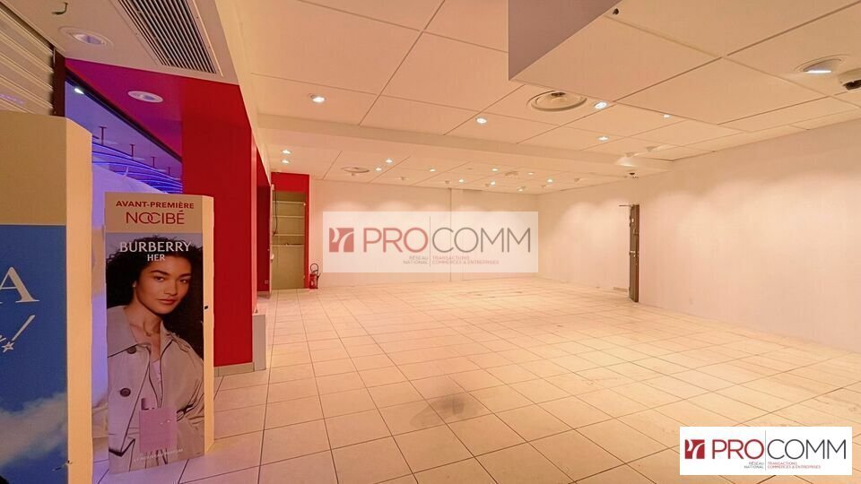 Retail in Chartres for lease - Interior Photo - Image 2 of 3