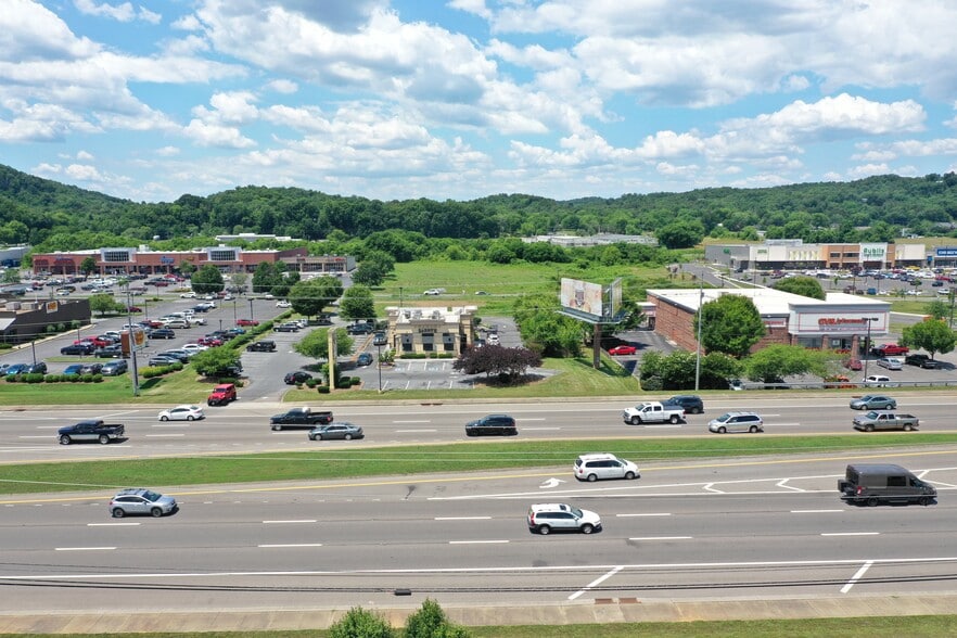 702 Winfield Dunn Pky, Sevierville, TN à louer - Photo du bâtiment - Image 3 de 4