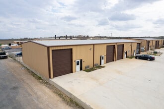 7977 Old Bastrop Rd, New Braunfels, TX for lease Interior Photo- Image 1 of 5