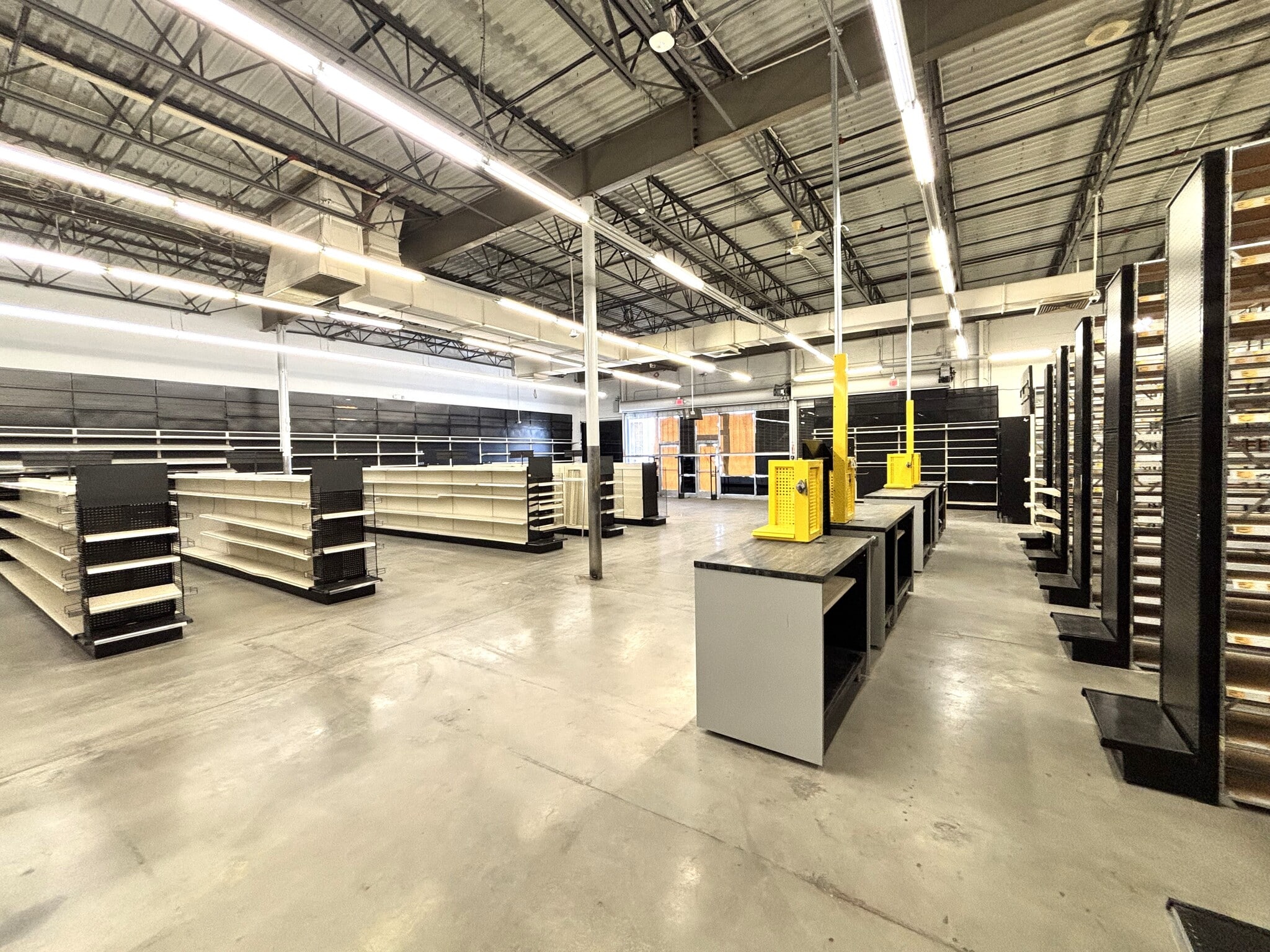 31505 Date Palm Dr, Cathedral City, CA for lease Interior Photo- Image 1 of 8