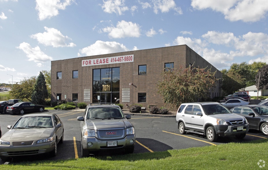 7071 S 13th St, Oak Creek, WI for lease - Building Photo - Image 3 of 7