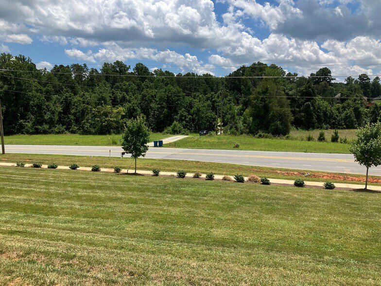 737 Gallimore Dairy Rd, High Point, NC à vendre - Photo du bâtiment - Image 2 de 4