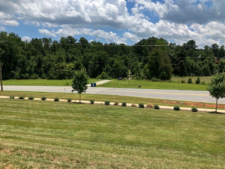 737 Gallimore Dairy Rd, High Point, NC à vendre - Photo du bâtiment - Image 2 de 4