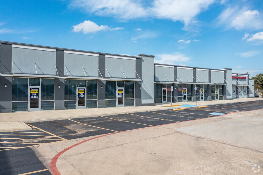 2820 Walnut Hill Ln, Dallas, TX à louer - Photo du bâtiment - Image 3 de 7