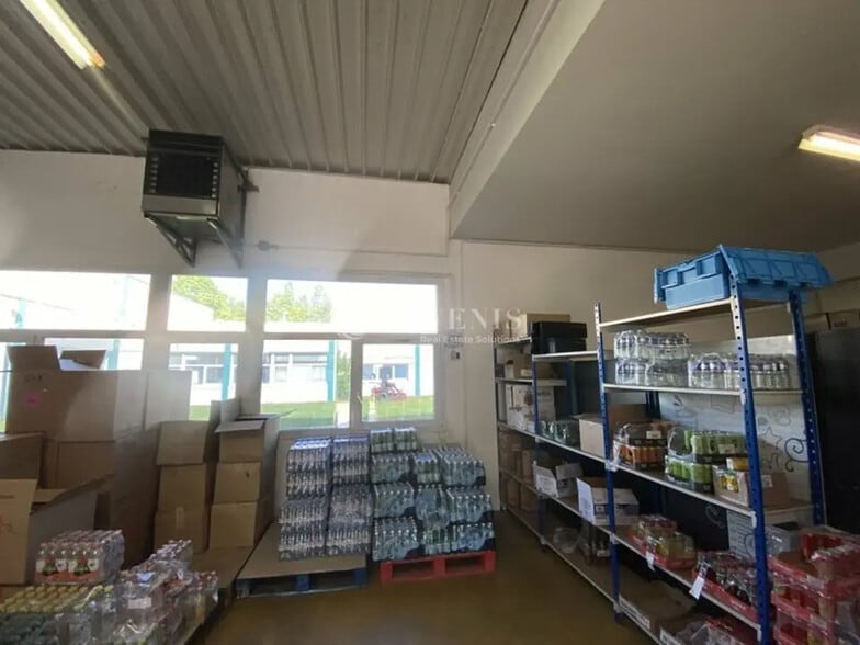 Flex in Trappes for lease - Interior Photo - Image 3 of 3