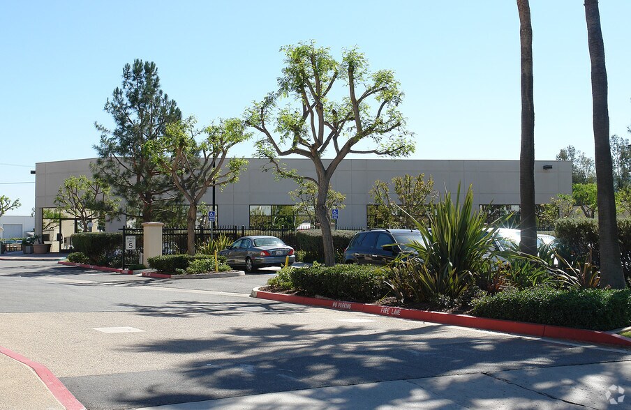 17572 Armstrong Ave, Irvine, CA à vendre - Photo du bâtiment - Image 3 de 4