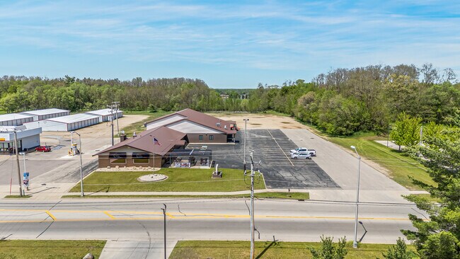 Plus de détails pour 689 Broadway, Berlin, WI - Commerce de détail à vendre