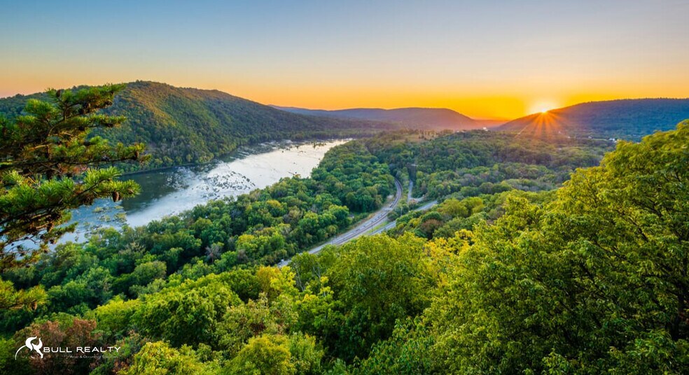 1 Shumate Falls, Rich Creek, VA à vendre - Photo du bâtiment - Image 2 de 61
