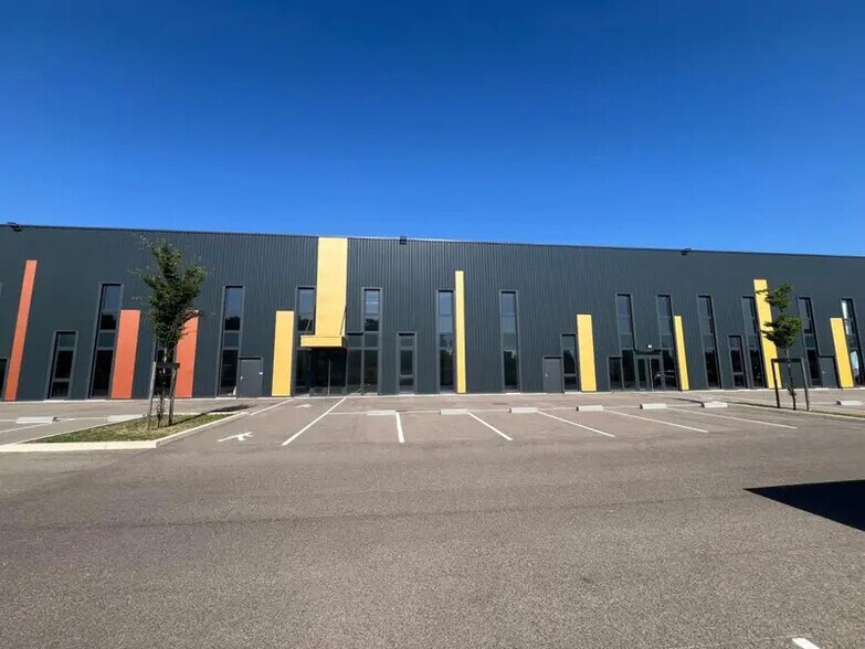 Local d'activités dans Villefontaine à vendre - Photo du bâtiment - Image 1 de 3