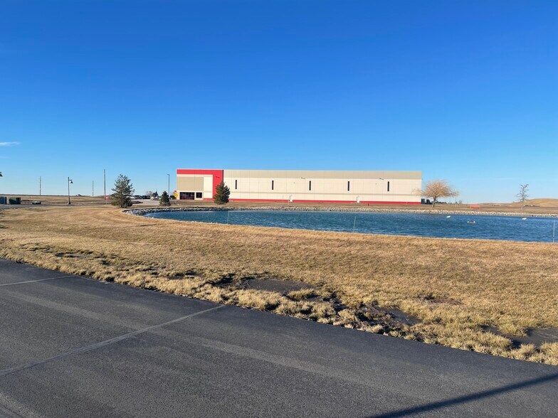 510 Sterling Drive,, Walcott, IA à louer - Photo du bâtiment - Image 3 de 17