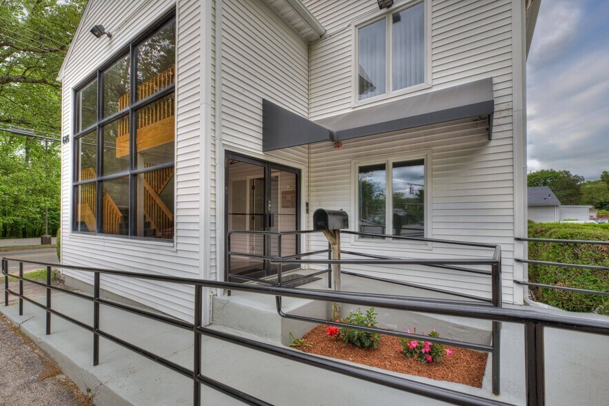 626 Toll Gate Rd, Warwick, RI à louer - Photo du bâtiment - Image 3 de 19