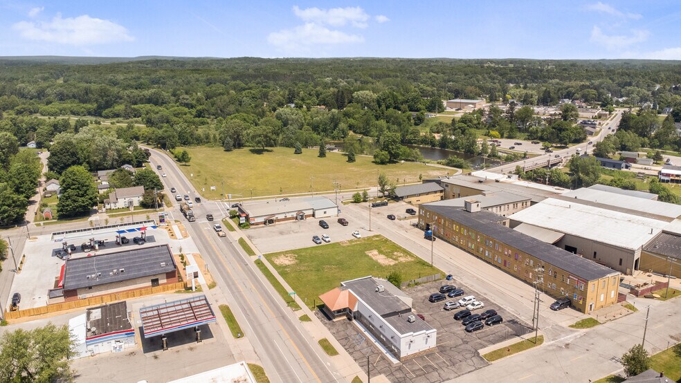 818 N State St, Big Rapids, MI à vendre - Photo du bâtiment - Image 3 de 9