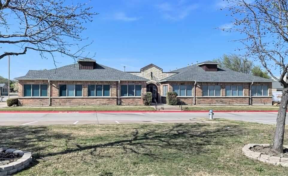 4601 Old Shepard Pl, Plano, TX à vendre - Photo du bâtiment - Image 1 de 12