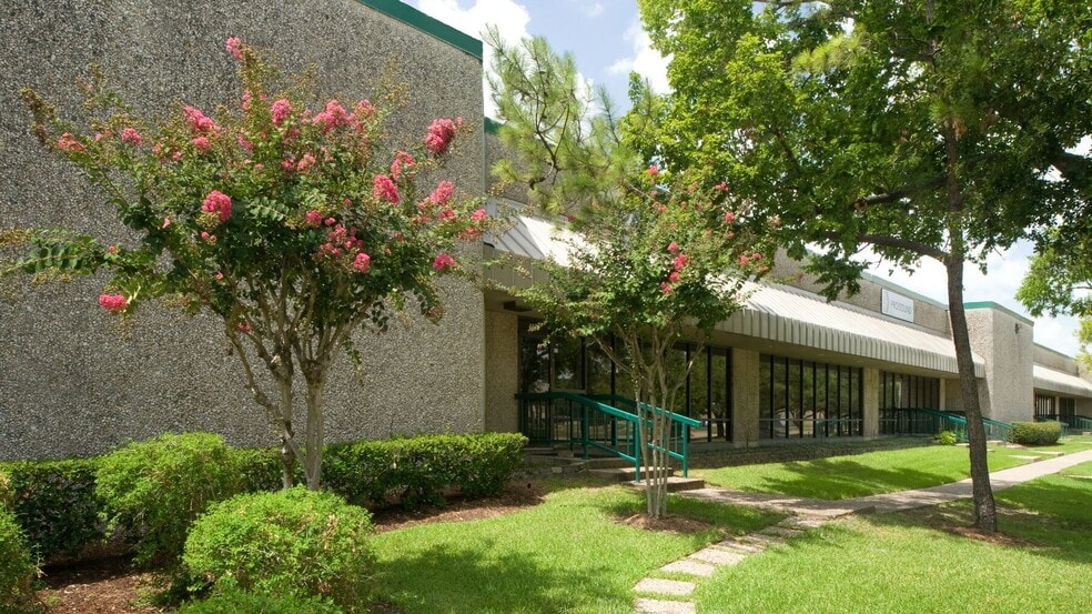 202-230 W 38th St, Houston, TX for lease - Building Photo - Image 1 of 8