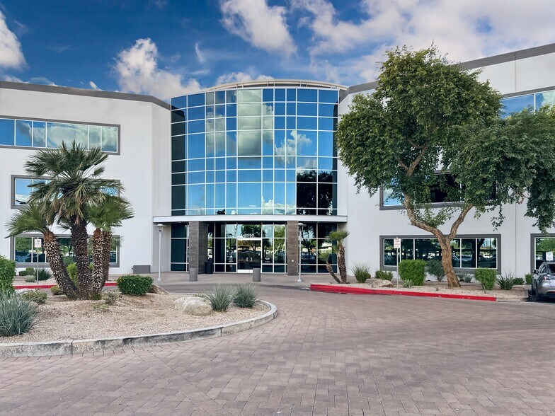 2550 W Union Hills Dr, Phoenix, AZ à louer - Photo du bâtiment - Image 2 de 18