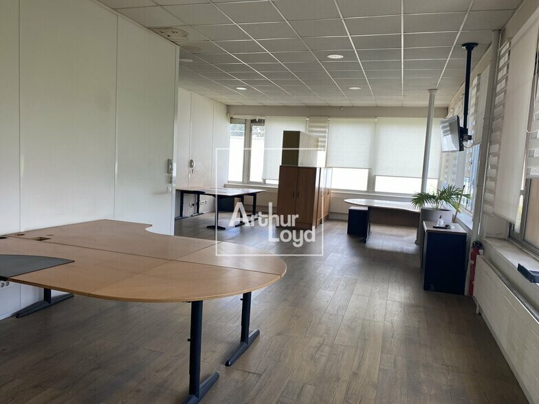 Flex in Ris-Orangis for lease - Interior Photo - Image 3 of 6