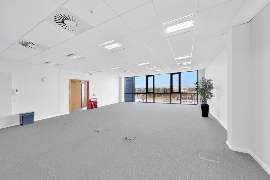 2 Harvest Dr, Newbridge for lease - Interior Photo - Image 3 of 5