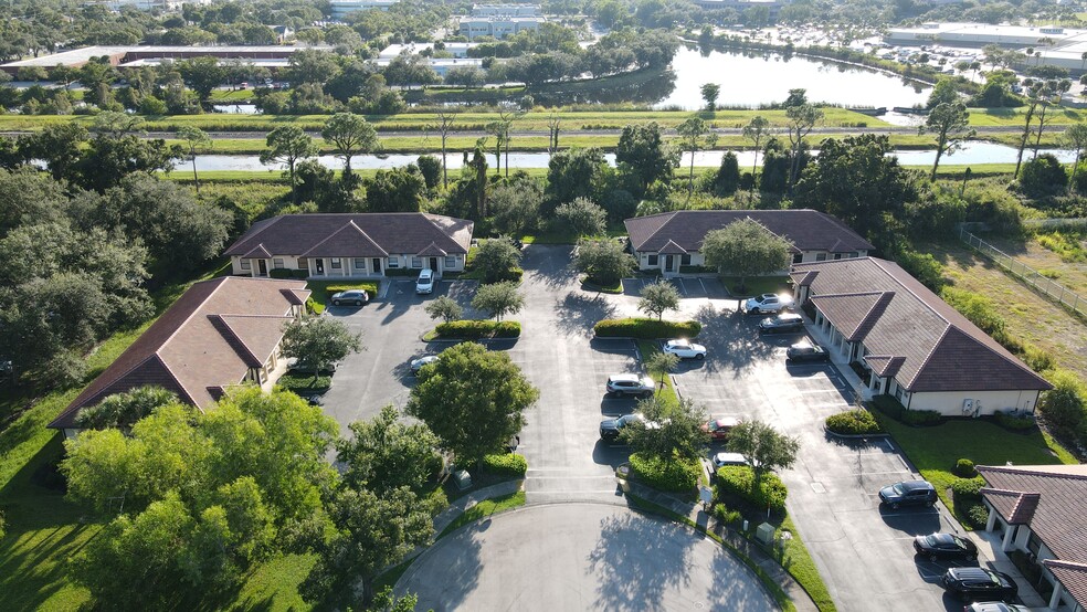 2739 Oak Ridge Ct, Fort Myers, FL à vendre - Photo du b timent - Image 2 de 18