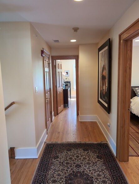 417 N Hough St, Barrington, IL à louer - Photo du bâtiment - Image 2 de 48