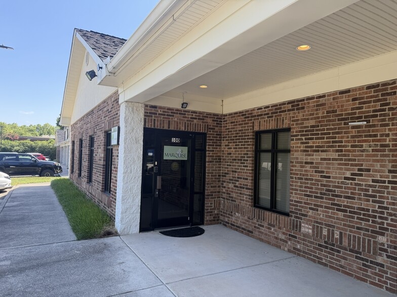 2116 Crown Centre Dr, Charlotte, NC for lease - Building Photo - Image 2 of 12
