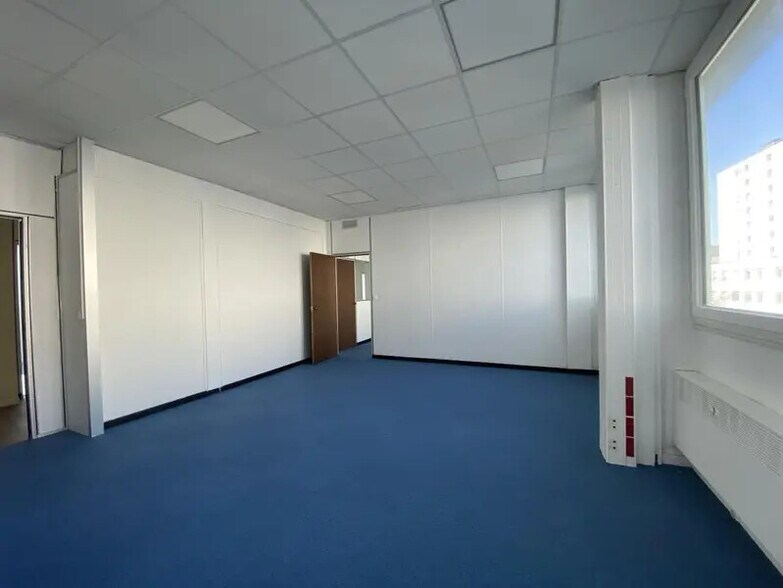 Bureau dans Bagneux à louer - Photo du bâtiment - Image 3 de 17