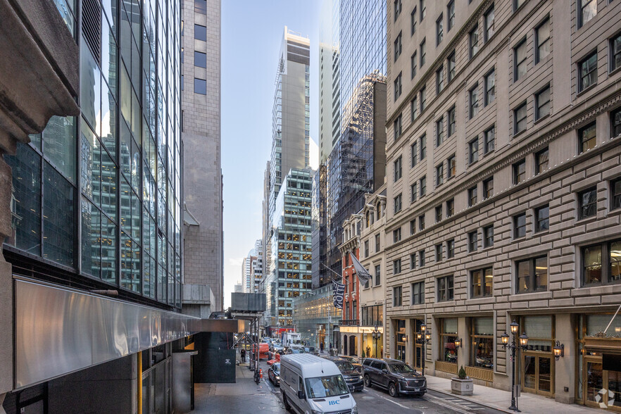 Four retail condos portfolio of 4 properties for sale on LoopNet.ca - Building Photo - Image 3 of 4