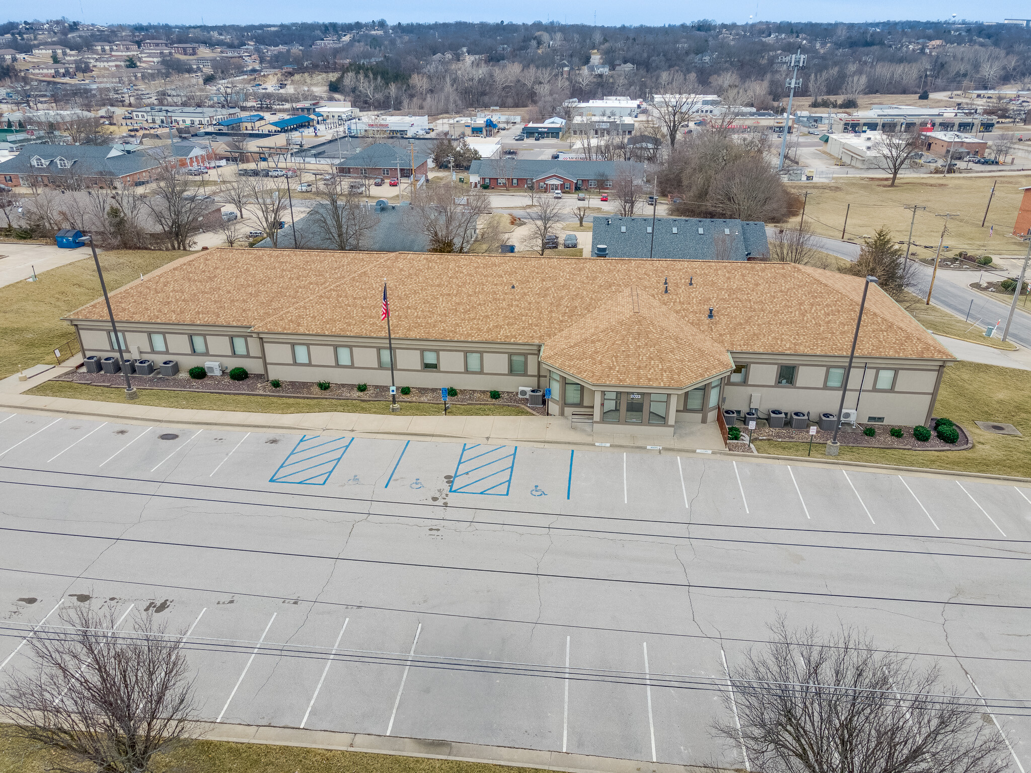 2023 St. Mary's Blvd, Jefferson City, MO à vendre Photo du b timent- Image 1 de 51