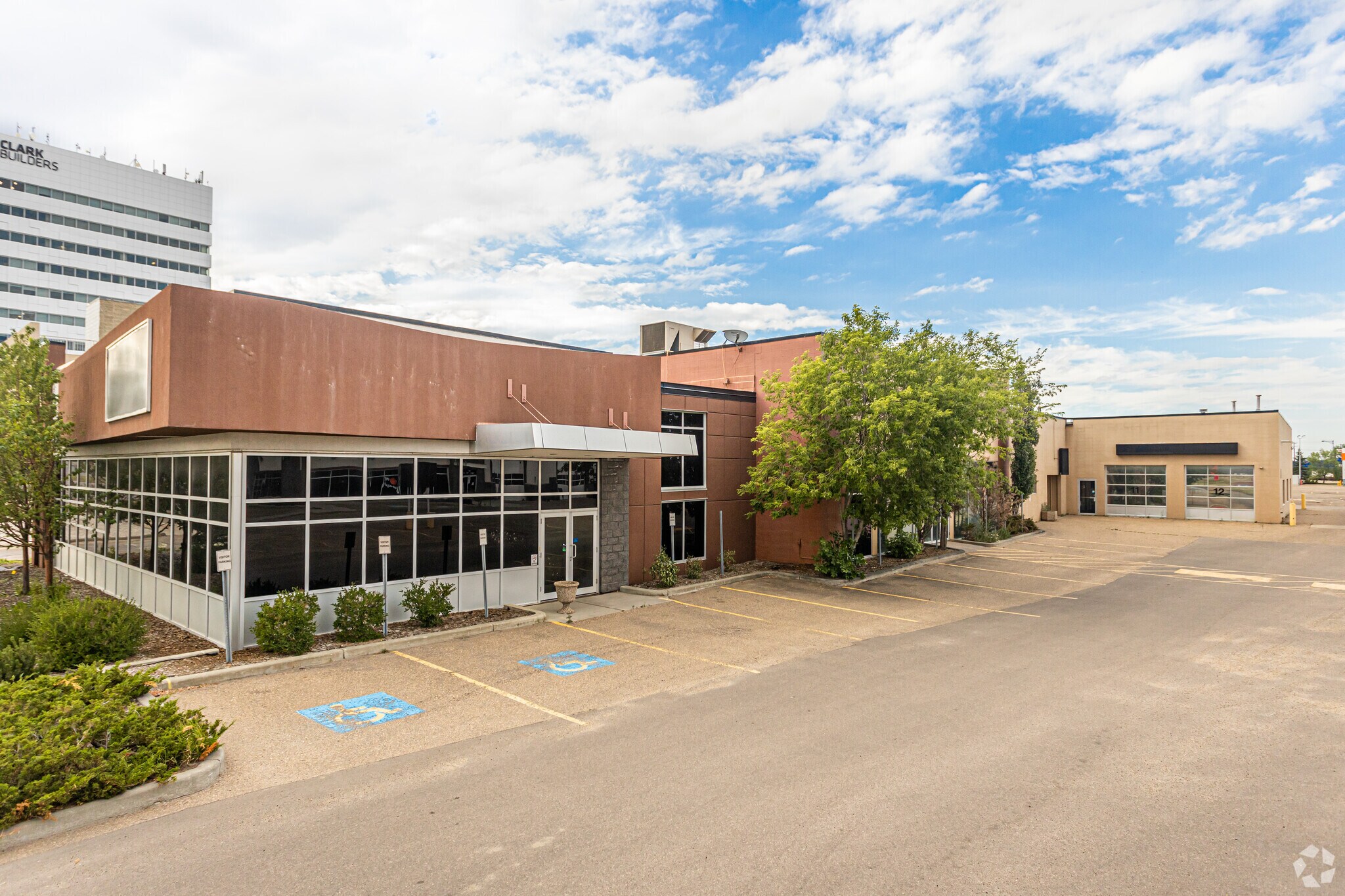 5425 Calgary Trl NW, Edmonton, AB à vendre Photo principale- Image 1 de 1