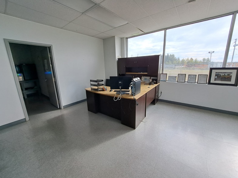 8316 Alaska Rd, Fort St John, BC à vendre - Photo du bâtiment - Image 2 de 9