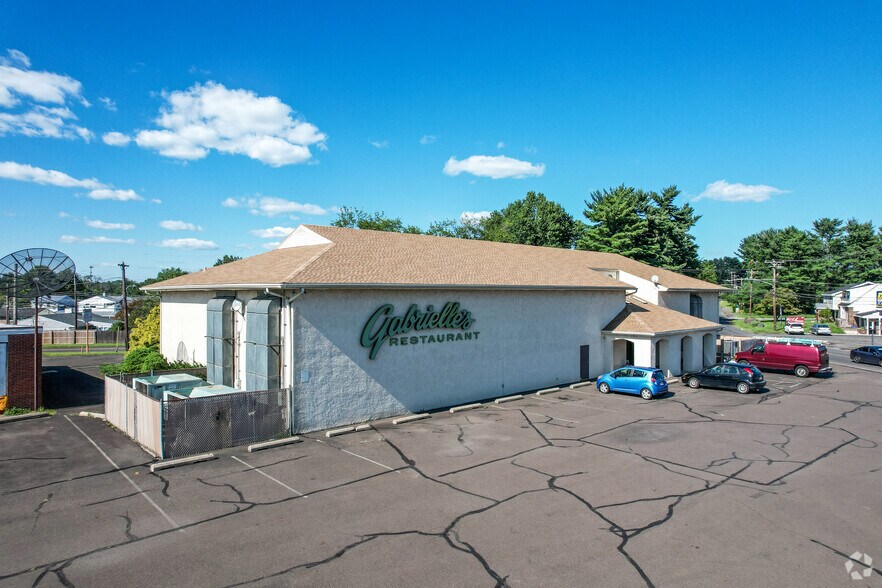 5301 Bristol Emilie Rd, Levittown, PA à vendre - Photo du bâtiment - Image 3 de 19