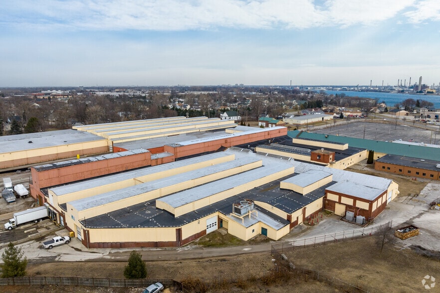 2500 Moak St, Port Huron, MI à louer - Photo du bâtiment - Image 1 de 12