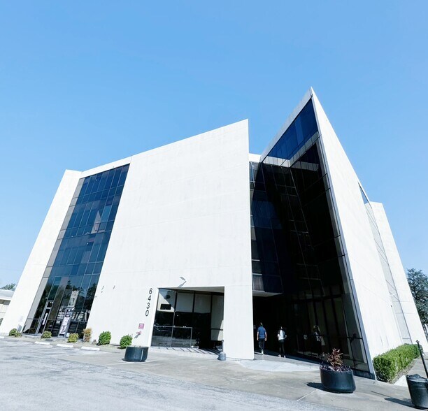 6430 Richmond Ave, Houston, TX à louer - Photo du bâtiment - Image 1 de 26