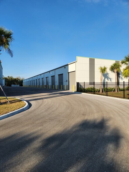 3031 Palm Beach Blvd, Fort Myers, FL à louer - Photo du bâtiment - Image 2 de 9