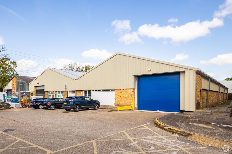 111 Chertsey Rd, Byfleet à louer - Photo du bâtiment - Image 3 de 4