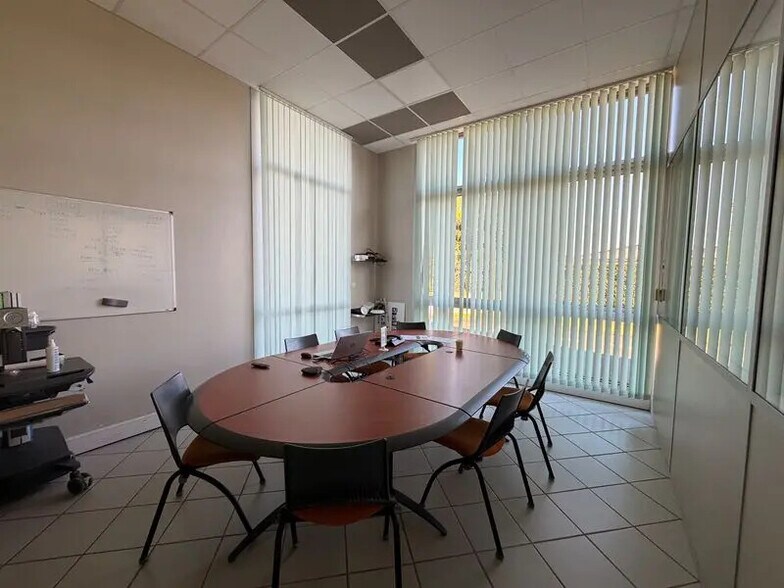 Flex in Décines-Charpieu for sale - Building Photo - Image 3 of 12